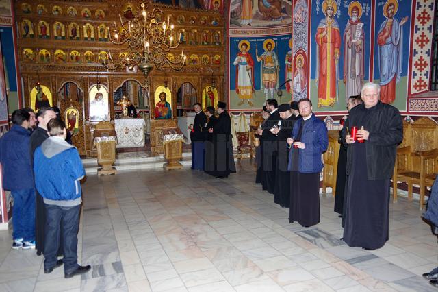 Lumina de la Ierusalim, adusă de la Bacău la Suceava de preoți și șefii județului