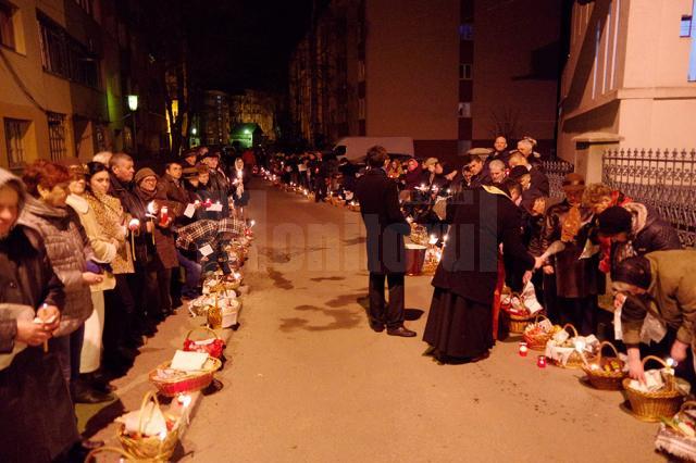 Sărbătoarea Învierii a adunat în bisericile sucevene şi în jurul acestora zeci de mii de oameni