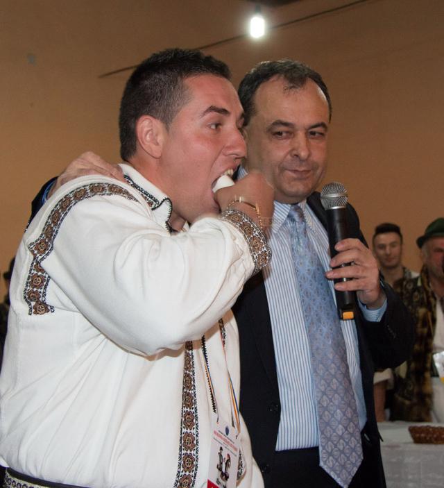Primarul Constantin Moldovan şi câştigătorul Ionuţ Micuţari