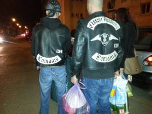 Câţiva membri ai Chopper Academy MC – Suceava le-au dus copiilor săraci sau orfani şi familiilor acestora dulciuri, alimente şi hăinuţe