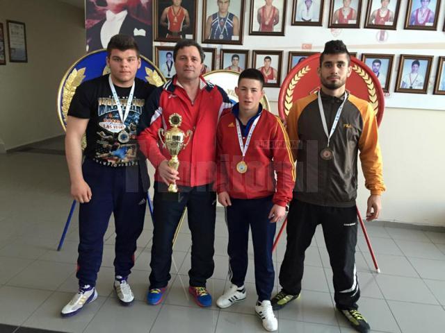 Suceveanul Teodor Horătău, alături de alți doi medaliați din lotul României de juniori