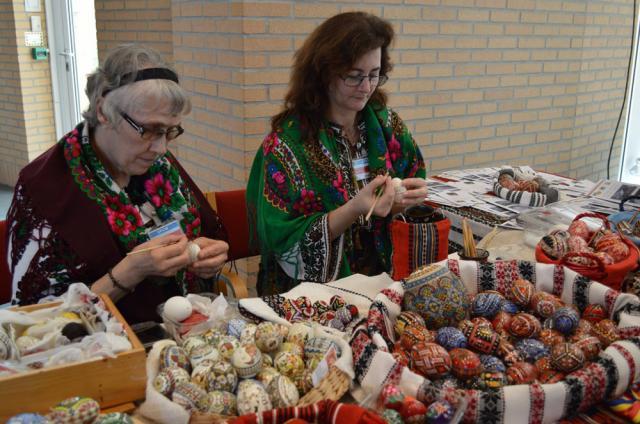 Maria Zinici şi Cristina Timu, artiste populare din Bucovina, au organizat în diferite localităţi şi instituţii din Olanda ateliere de încondeiat ouă. Foto: haga.mae.ro