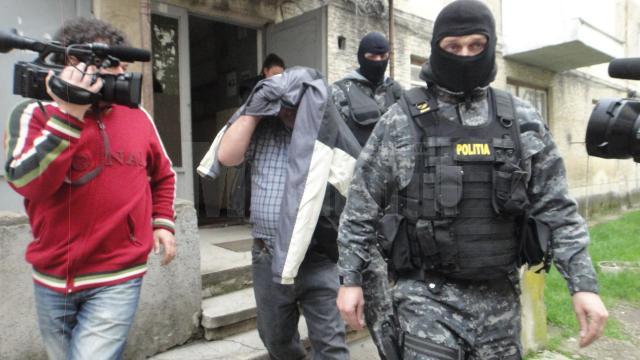 Vasile Lavric, escortat de caguliştii poliţiei