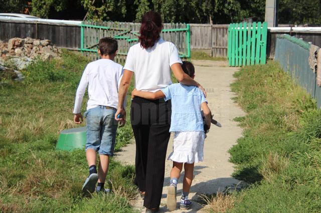 După ani de zile de coşmar trăiţi în casa bunicii, cinci fraţi, împreună cu mama lor, au şansa la o viaţă normală