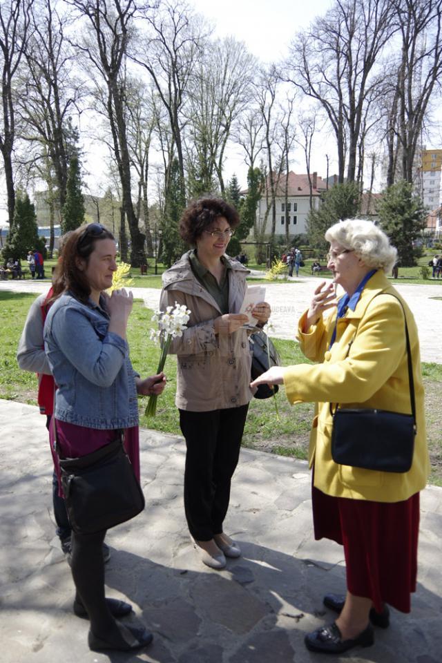 Câteva persoane surde au împărţit ieri flori şi pliante sucevenilor din parcul universităţii sucevene