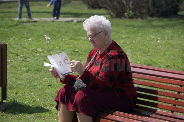 Câteva persoane surde au împărţit ieri flori şi pliante sucevenilor din parcul universităţii sucevene