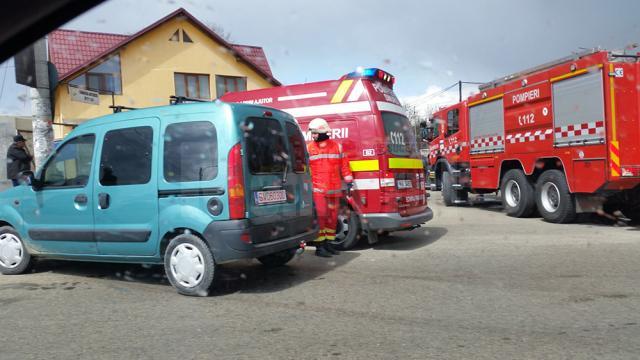 Maşinile de pompieri şi de poliţie, în faţa bazarului