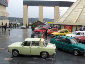 22 de maşini de colecţie au fost expuse la „Retro Parada Primăverii” de la Iulius Mall Suceava