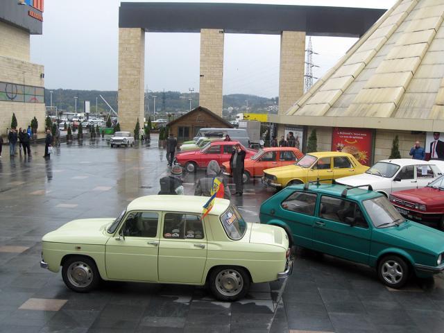 22 de maşini de colecţie au fost expuse la „Retro Parada Primăverii” de la Iulius Mall Suceava