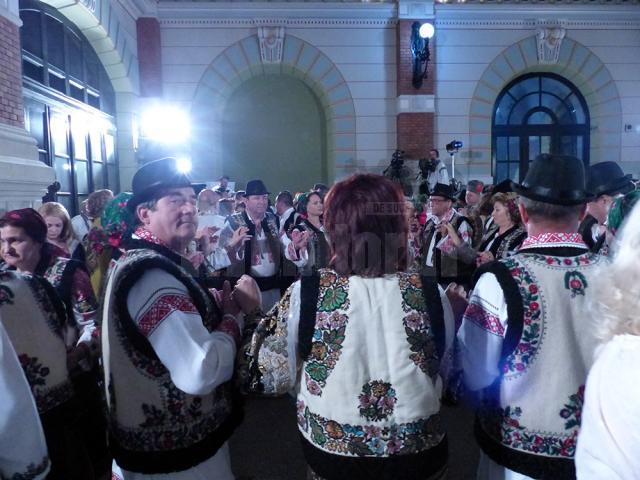 Peste 500 de artişti şi iubitori de folclor au însufleţit vineri seară Gara din Burdujeni, la Balul gospodarilor