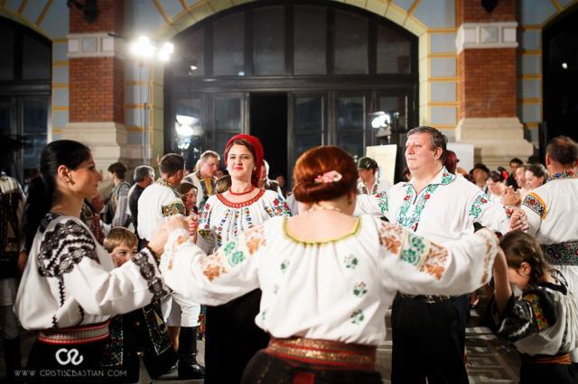 Peste 500 de artişti şi iubitori de folclor au însufleţit vineri seară Gara din Burdujeni, la Balul gospodarilor. Foto: Cristi Sebastian