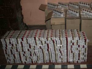 În autoturism s-au găsit în portbagaj nu mai puţin de 2.040 de pachete de ţigări, mărcile Marble şi Viceroy, de provenienţă ucraineană