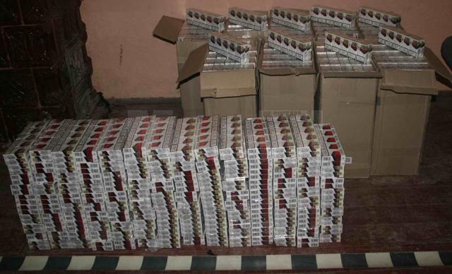 În autoturism s-au găsit în portbagaj nu mai puţin de 2.040 de pachete de ţigări, mărcile Marble şi Viceroy, de provenienţă ucraineană