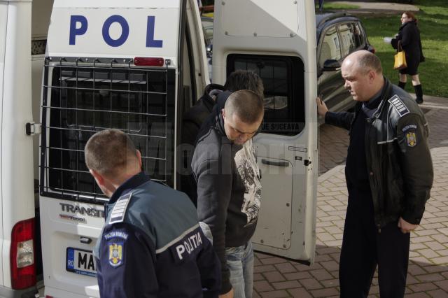 Dumitru Daniel Sofronie şi Vasilică Şuleap, duşi la arestare, la Tribunalul Suceava