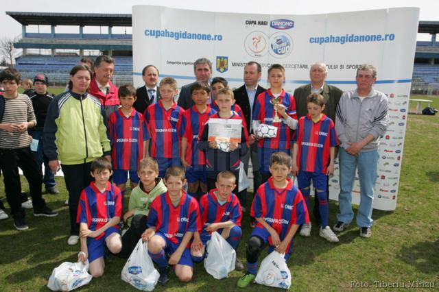 Gheorghe Hagi pe stadionul Areni, împreună cu echipa Şcolii Gimnaziale Nr. 7 din Suceava, laureată la ediţia din anul 2011 a Cupei Hagi Danone