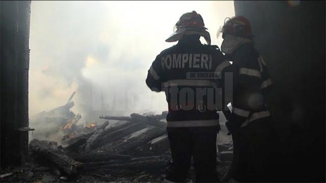 La faţa locului au intervenit pompierii voluntari din Frătăuţii Noi şi Frătăuţii Vechi, precum şi pompieri militari de la Rădăuţi