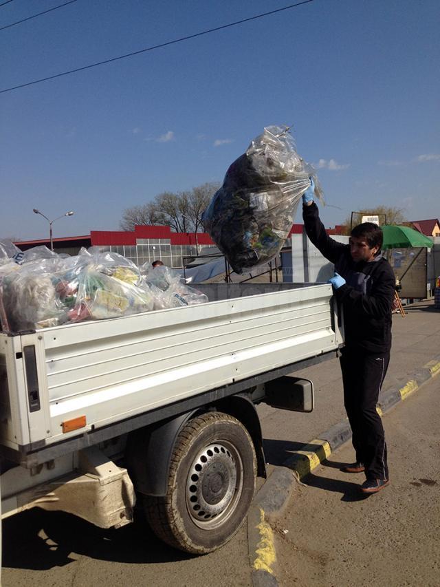 Peste 300 de saci de gunoi au fost adunaţi de pe malurile Sucevei, la acţiunea de sâmbătă dimineaţă