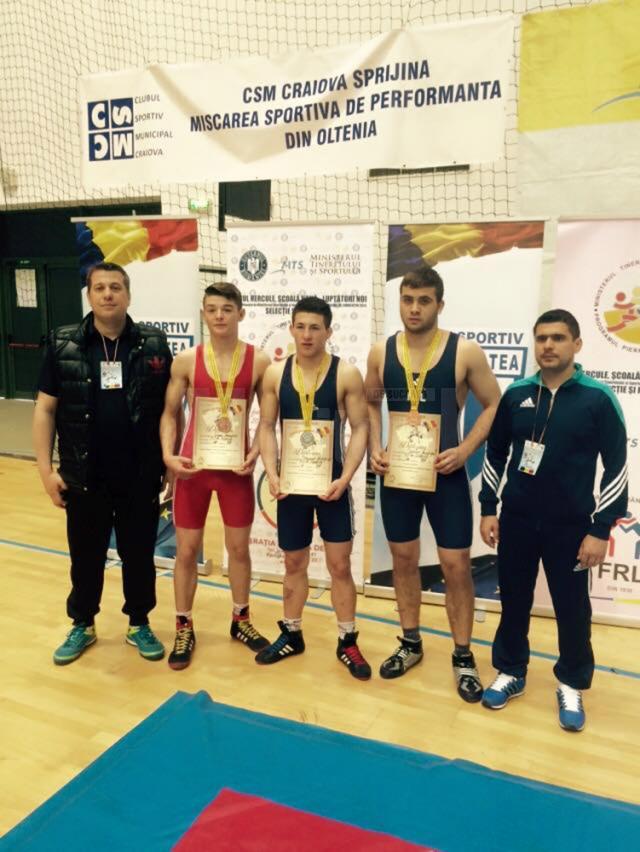 Trei din cei patru luptători medaliați la naționalele de juniori, alături de antrenorii Daniel Ciubotaru și Andrei Bolohan