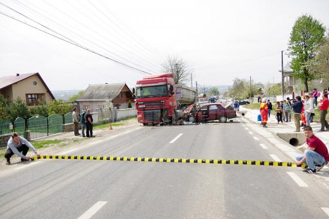 Doi vârstnici şi nepotul lor, răniţi grav după ce o Dacie s-a zdrobit de o basculantă