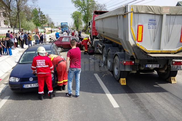 Doi vârstnici şi nepotul lor, răniţi grav după ce o Dacie s-a zdrobit de o basculantă