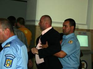 Fălticeneanul Cristian Iordache, fost poliţist la Baia, Cornu Luncii şi Cajvana, încătuşat în Vrancea