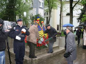 Ceremonialul a fost organizat în parcul central la monumentul eroilor români