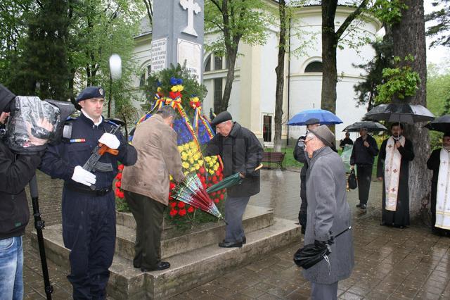 Ceremonialul a fost organizat în parcul central la monumentul eroilor români