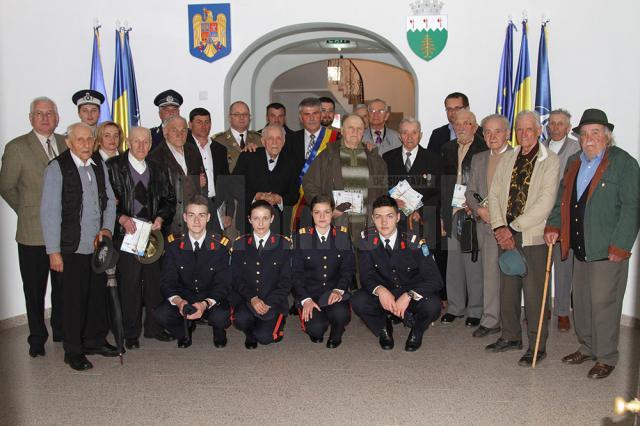 Primarul Mihăiţă Negură i-a premiat pe veteranii din Câmpulung Moldovenesc