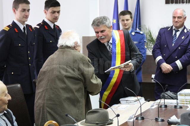 Primarul Mihăiţă Negură i-a premiat pe veteranii de război din Câmpulung Moldovenesc