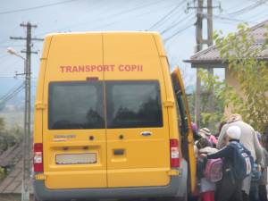 Șoferul unui microbuz de transport şcolar a fost depistat în trafic având în autovehicul cu 15 pasageri elevi în plus faţă de numărul maxim de locuri admis