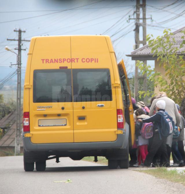 Șoferul unui microbuz de transport şcolar a fost depistat în trafic având în autovehicul cu 15 pasageri elevi în plus faţă de numărul maxim de locuri admis