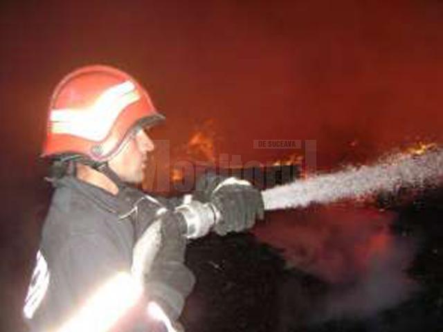 Incendiu la acoperişul unui bloc din Câmpulung Moldovenesc