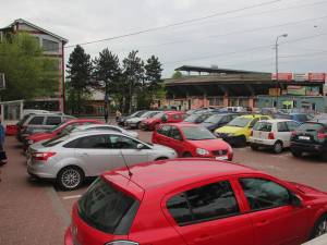 Parcarea Primăriei Suceava va funcţiona după un regulament prin care se interzice staţionarea unei maşini mai mult de două ore