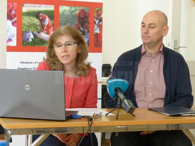 Managerul de proiect, Camelia Răceanu, şi directorul Crucea Roşie Suceava, Cornel Dediu