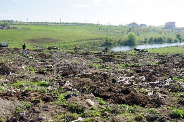 Pe lângă fier, amărâţii scot la suprafaţă şi multă mizerie