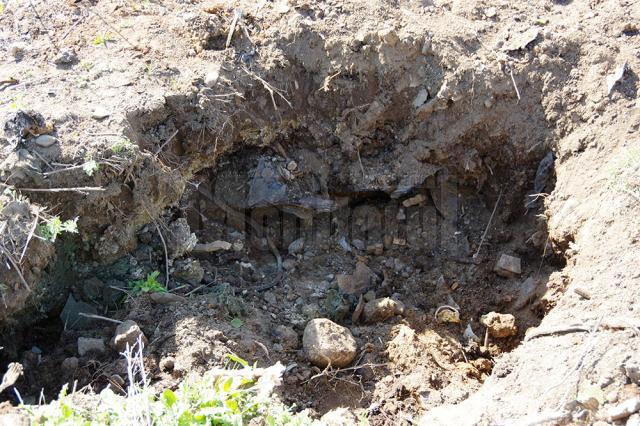 Deşeuri îngropate de pe vremea lui Ceauşescu, transformate în bani de amărâţii Sucevei