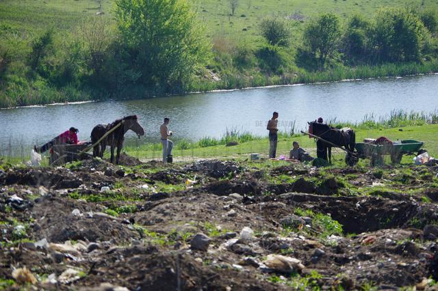 Deşeuri îngropate de pe vremea lui Ceauşescu, transformate în bani de amărâţii Sucevei