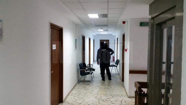 Procurorii Direcţiei Naţionale Anticorupţie au descins la sediul Consiliului Judeţean, unde efectuează o serie de percheziţii