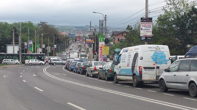 Trafic de coşmar pe principala arteră de circulaţie a Sucevei