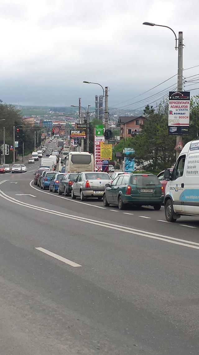 Trafic de coşmar pe principala arteră de circulaţie a Sucevei