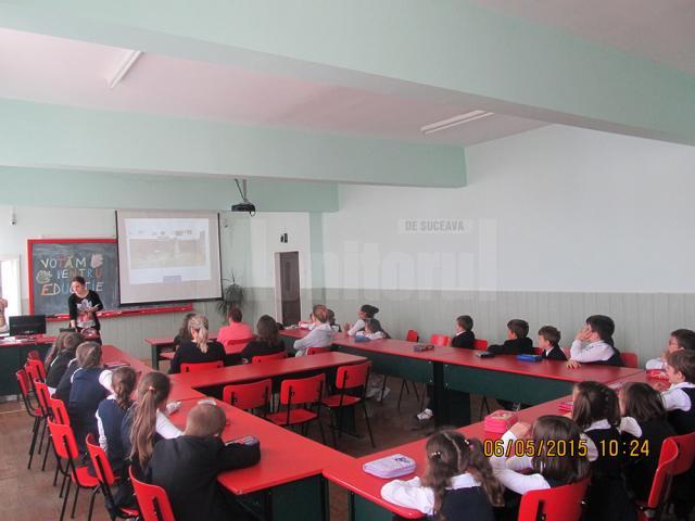 Elevii de la Şcoala Gimnazială „Miron Costin” au votat pentru educaţie