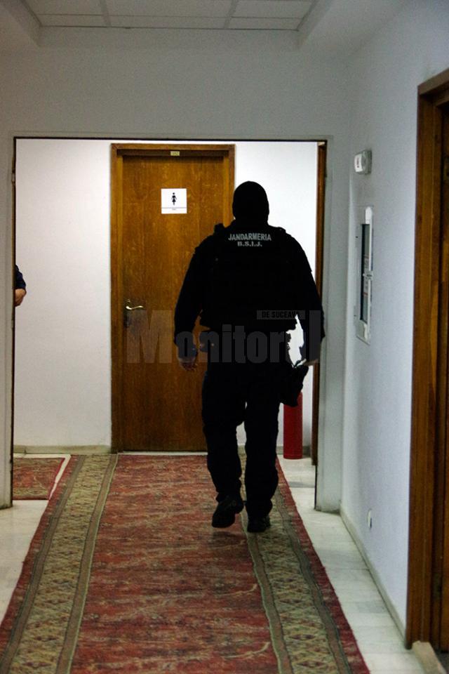 Jandarmii au fost prezenţi ieri la sediul CJ Suceava timp de mai multe ore