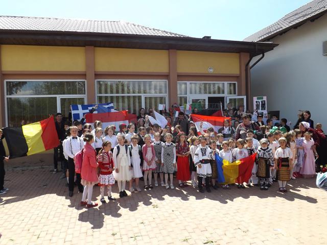 Elevii şi profesorii de la Corocăieşti au sărbătorit Ziua Europei