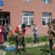 Peste 60 de elevi şi adulţi au participat la amenajarea spaţiului verde din faţa unei şcoli din Vicovu de Sus