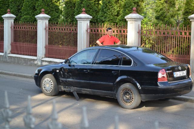 Tânărul care conducea motocicleta nu s-a asigurat în intersecţie. Foto: ziaruldepenet.ro