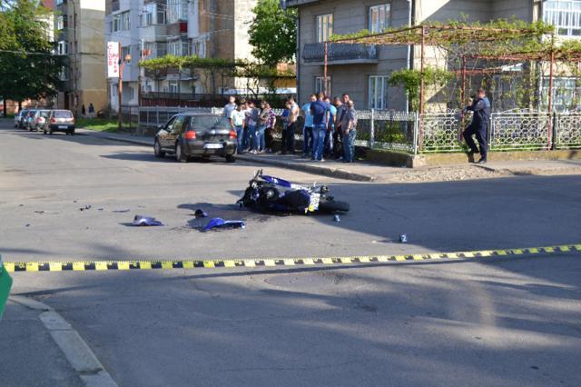 Tânărul care conducea motocicleta nu s-a asigurat în intersecţie. Foto: ziaruldepenet.ro