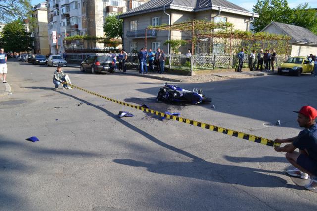 Tânărul care conducea motocicleta nu s-a asigurat în intersecţie. Foto: ziaruldepenet.ro