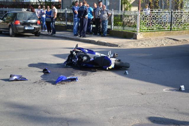 Tânărul care conducea motocicleta nu s-a asigurat în intersecţie. Foto: ziaruldepenet.ro