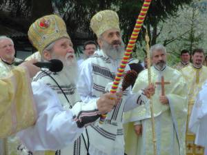 Înaltpreasfinţitul Părinte Pimen, Arhiepiscopul Sucevei şi Rădăuţilor, şi pe Preasfinţitul Părinte Irineu, Arhiepiscop al Alba-Iuliei
