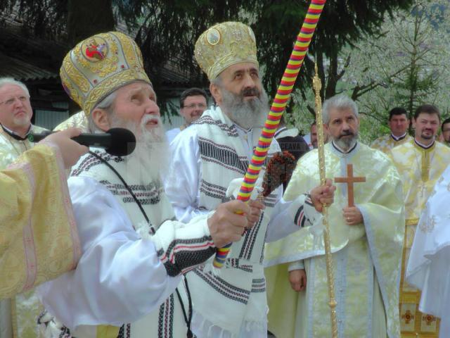 Înaltpreasfinţitul Părinte Pimen, Arhiepiscopul Sucevei şi Rădăuţilor, şi pe Preasfinţitul Părinte Irineu, Arhiepiscop al Alba-Iuliei